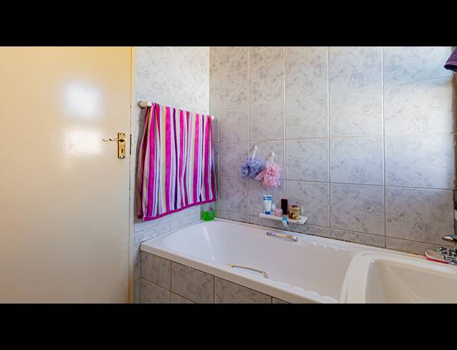 3 BEDROOM APARTMENT FOR SALE IN WINCHESTER HILLS